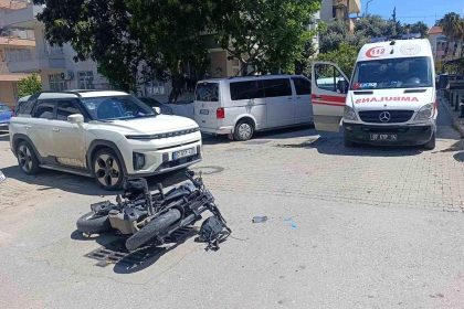 Motosiklet otomobile çarptı, o anlar güvenlik kamerasına yansıdı: 1 yaralı