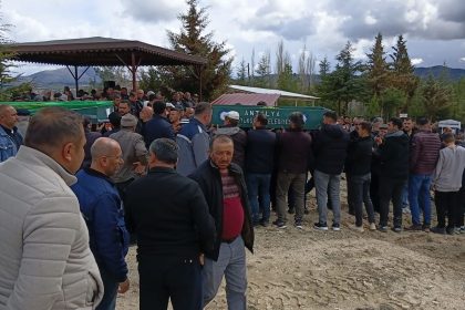 Otomobil ağaca çarptı: 2 ölü, 2 yaralı