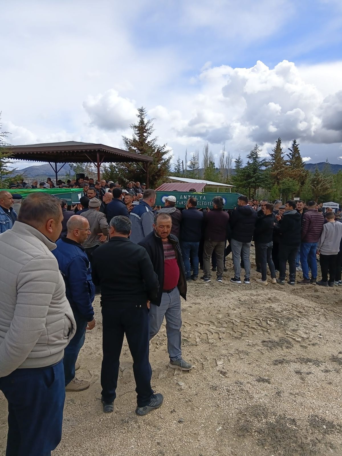 Otomobil ağaca çarptı: 2 ölü, 2 yaralı