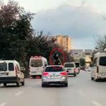 Seyir halindeki aracın üzerinde dans etti