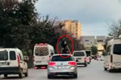 Seyir halindeki aracın üzerinde dans etti