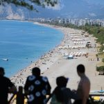 Antalya sahillerinde arife günü yoğunluğu yaşanıyor