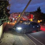 Aydınlatma direğine çarpan otomobilin sürücüsü yaralandı