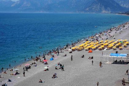Bayramın ilk gününde tatilciler Antalya sahillerine akın etti