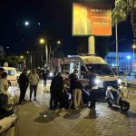 Ön tekeri patlayan motosikletin sürücüsü yola savrularak ağır yaralandı