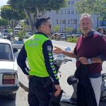 Otomobille çarpışan elektrikli bisiklet sürücüsü, park halindeki aracın altına sürüklendi