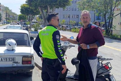 Otomobille çarpışan elektrikli bisiklet sürücüsü, park halindeki aracın altına sürüklendi