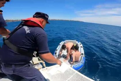 Şişme botları patlayan ve rüzgarla sürüklenen 2 genci sahil güvenlik ekipleri kurtardı