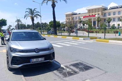 Yayalara yol veren otomobile motosiklet çarptı: 1 yaralı