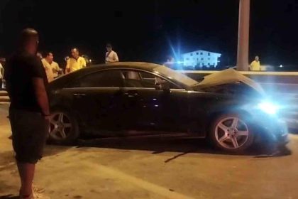 Alkollü sürücü bariyerlere çarptı, köprülü kavşak trafiğe kapandı