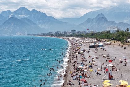 Bayram tatilinin son gününde Konyaaltı Sahili