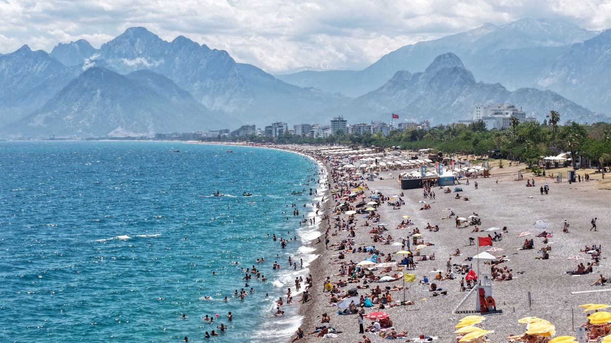Bayram tatilinin son gününde Konyaaltı Sahili