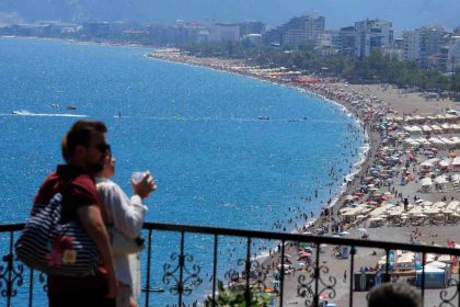 Bayramın son gününde tatilciler Konyaaltı Sahili