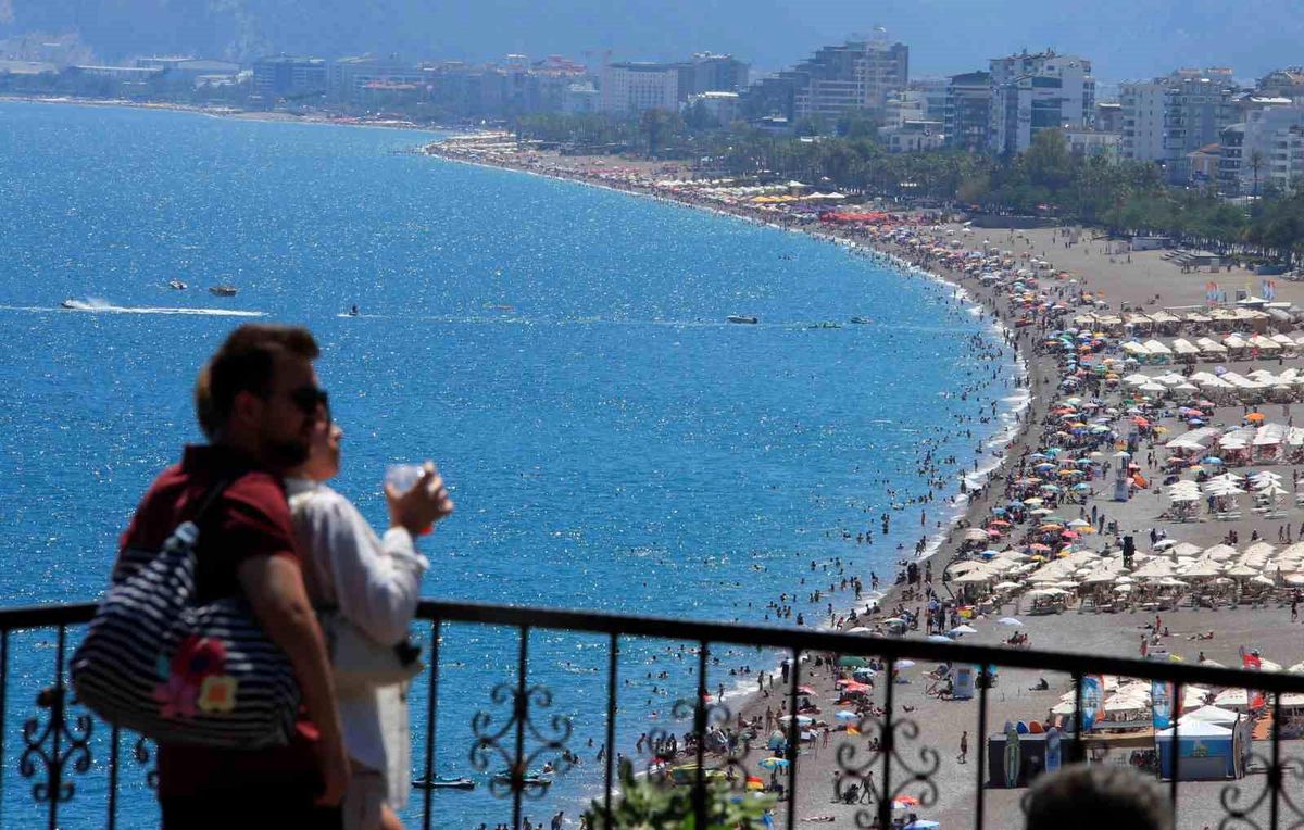 Bayramın son gününde tatilciler Konyaaltı Sahili