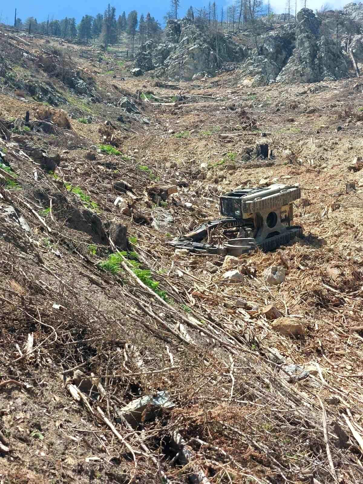 Devrilen iş makinesinin altında kalan operatör hayatını kaybetti