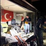 Direğe çarpan otomobilin motoru fırlayıp işçilerin kaldığı barakaya uçtu: 1 ağır yaralı