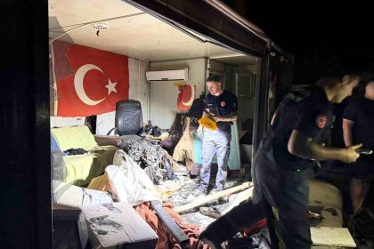 Direğe çarpan otomobilin motoru fırlayıp işçilerin kaldığı barakaya uçtu: 1 ağır yaralı