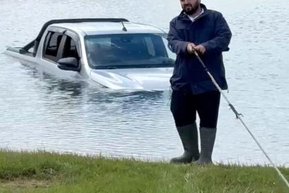 Göletten geçmek isterken aracıyla mahsur kaldı, yardımına arkadaşları yetişti