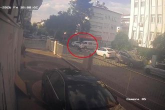 Kamyonetle çarpışan motosikletin sürücüsü kazayı kask sayesinde kazayı hafif sıyrıklarla atlattı