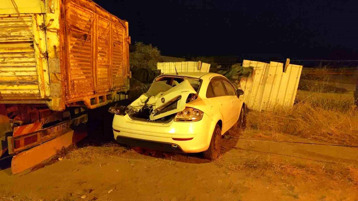 Kamyonla çarpışan otomobilin sürücüsü yaralandı