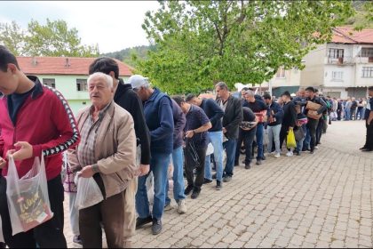 Kaş ilçesinde mahalleli bayram geleneğini yaşatıyor