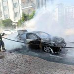 Otomobil saniyeler içinde alev topuna döndü, yangın tüpü ve hortumlar işe yaramadı