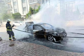 Otomobil saniyeler içinde alev topuna döndü, yangın tüpü ve hortumlar işe yaramadı