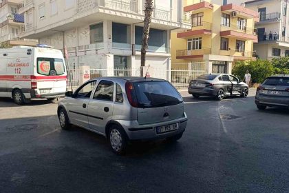 Otomobiller çarpıştı, kaza anı kameraya yansıdı