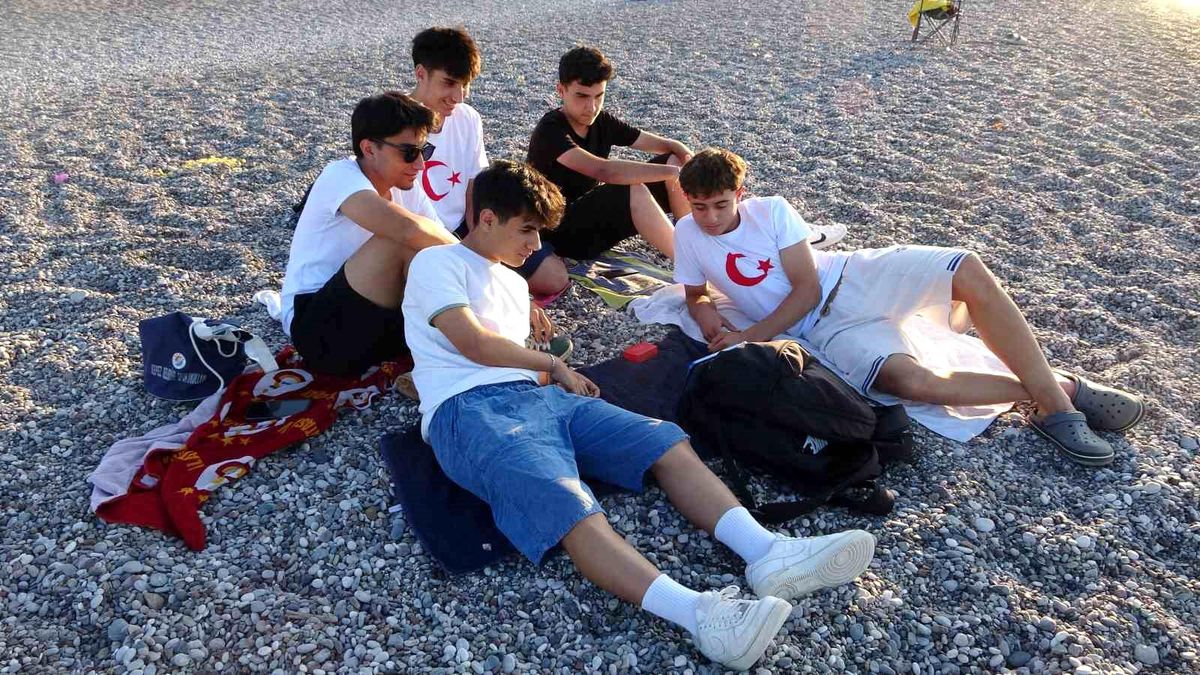 YKS nedeniyle dev ekranlar kurulmadı, milli maç heyecanı Konyaaltı Sahili