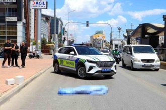 Yolun karşısına geçmek isteyen 13 yaşındaki çocuk kazada hayatını kaybetti