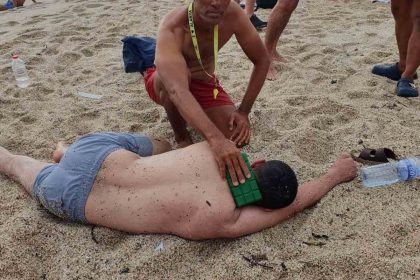 Alanya’da boğulma tehlikesi geçiren tatilciyi cankurtaran kurtardı