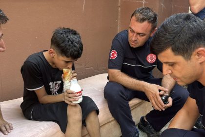 Alevlerden sonra gelen şefkat; itfaiye erleri 13 yaşındaki çocuğu yalnız bırakmadı