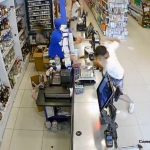 Böyle gaspçı görülmedi: Marketten parayı alıp kaçtı, içinde çocuk olan otomobili de kaçırdı, yaya olarak kaçarken cep telefonu gasp etti
