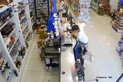 Böyle gaspçı görülmedi: Marketten parayı alıp kaçtı, içinde çocuk olan otomobili de kaçırdı, yaya olarak kaçarken cep telefonu gasp etti