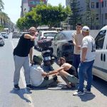 Elektrikli otomobille çarpışan motosikletli yaralandı