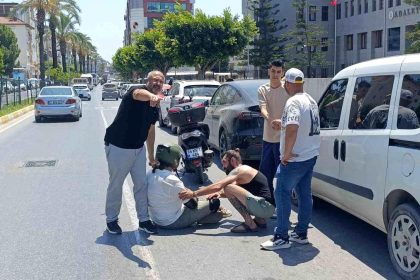 Elektrikli otomobille çarpışan motosikletli yaralandı