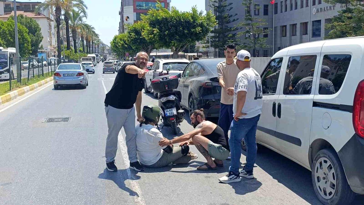 Elektrikli otomobille çarpışan motosikletli yaralandı