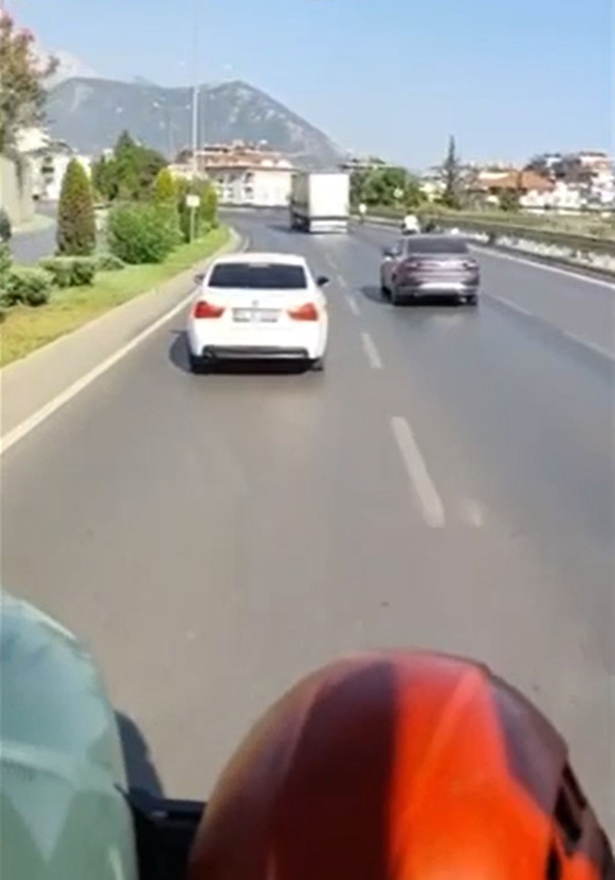 İtfaiyeye yol vermeyen sürücüye ceza uygulandı, otomobili trafikten menedildi