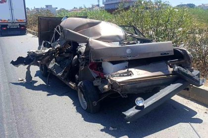 Kamyonun çarptığı Fiat Tofaş hurdaya döndü: Camdan dışarı atlayan sürücü hafif yaralı olarak kurtuldu