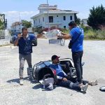 Kaza yapan mesai arkadaşlarını güneşten korumaya çalıştılar