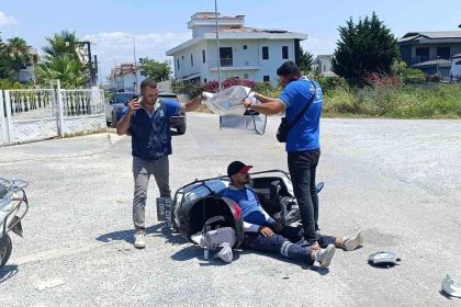 Kaza yapan mesai arkadaşlarını güneşten korumaya çalıştılar
