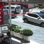Kontrolden çıkan çöp konteyneri caddeye dalıp araca çarptı: O anlar kamerada