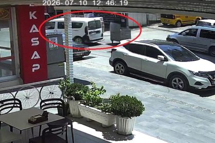 Kontrolden çıkan çöp konteyneri caddeye dalıp araca çarptı: O anlar kamerada