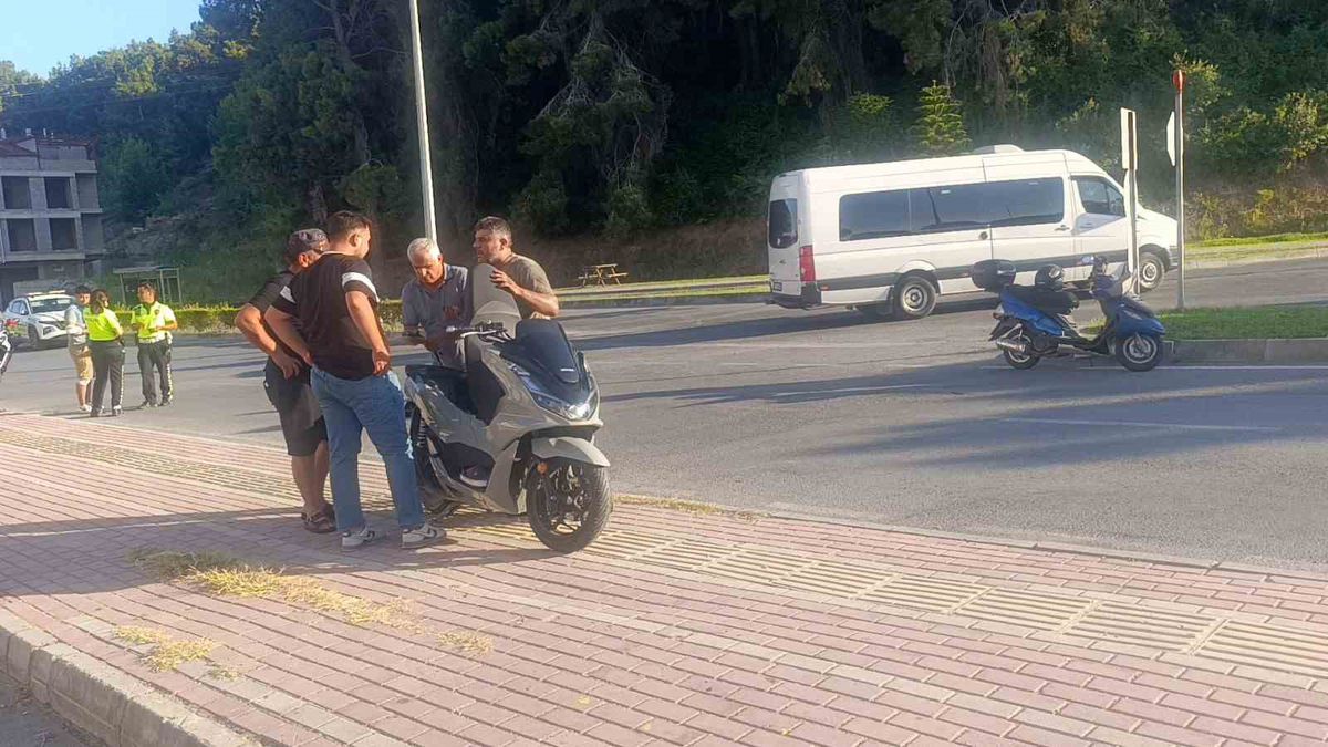 Manavgat’ta motosikletler çarpıştı: 2 yaralı