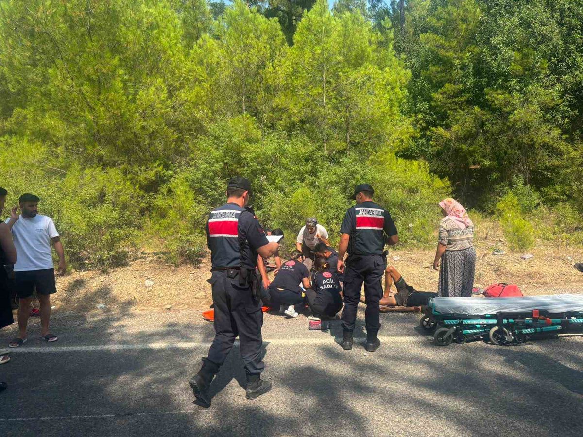 Manavgat’ta römork üzerindeki botlar devrildi: 3 yaralı