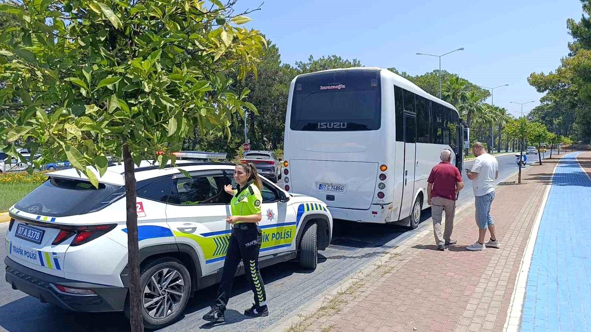 Otel servisiyle çarpışan motosikletli yaralandı