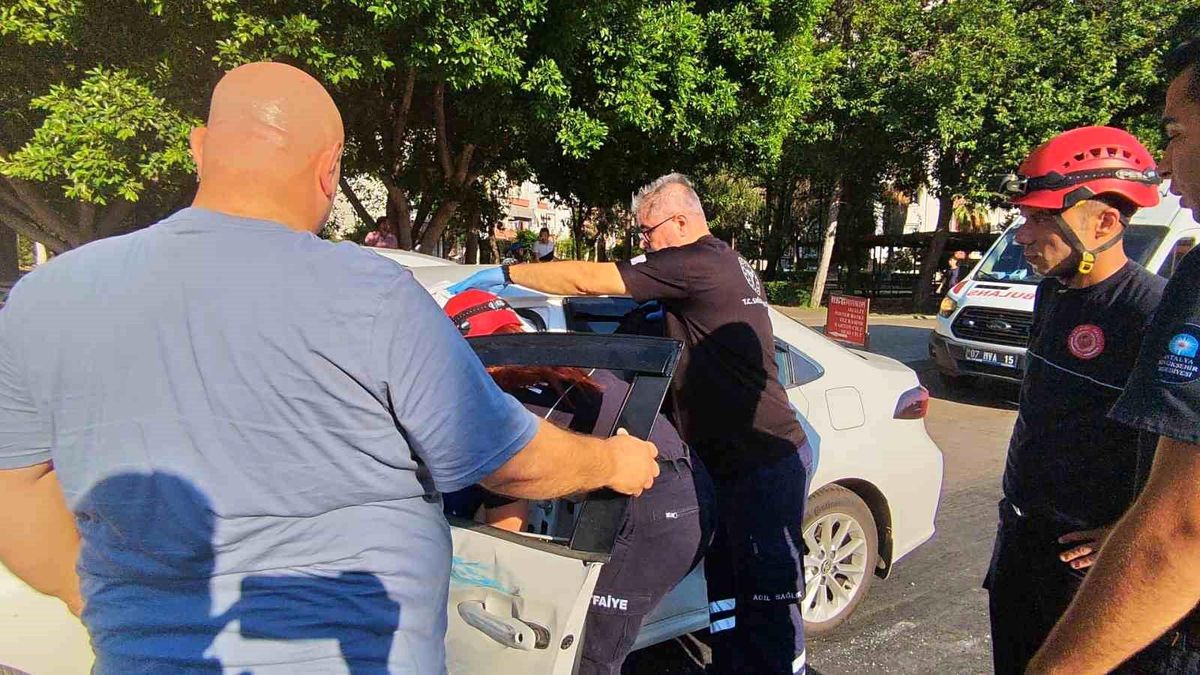 Özel halk otobüsü ile iki otomobilin karıştığı kazada yaralanan olmadı