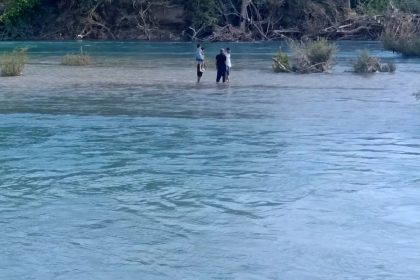 Su yükselince ırmaktaki adacıkta mahsur kalan 4 kişi kurtarıldı