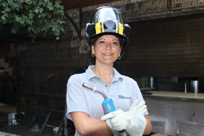 Takım elbise ve topuklu ayakkabıyla ayrıldığı tersaneye kaynakçı üniformasıyla döndü