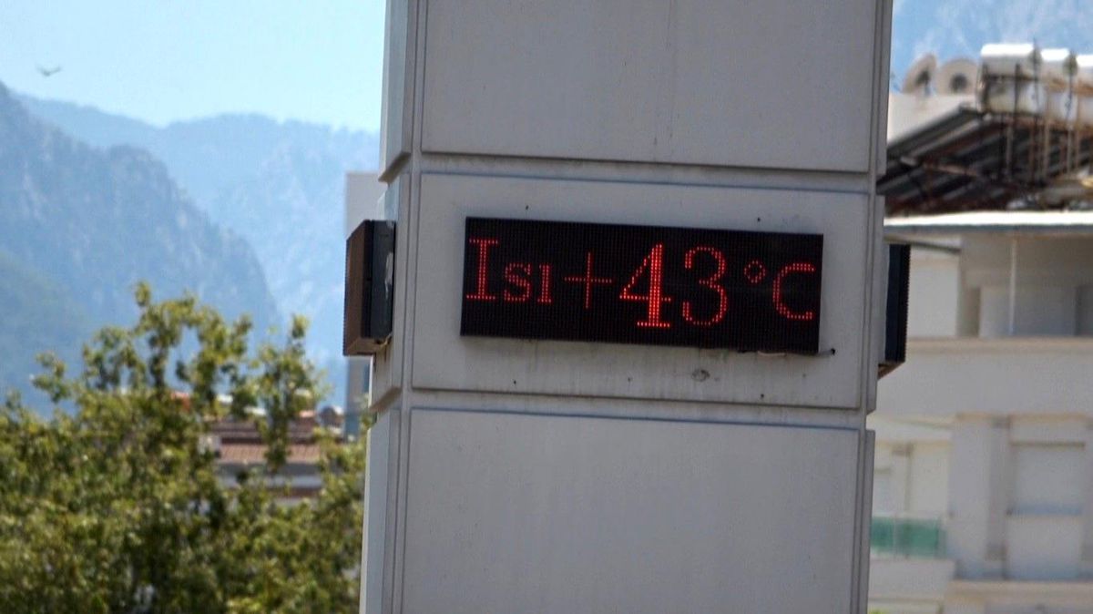 Termometrelerin 43 dereceyi gösterdiği Antalya